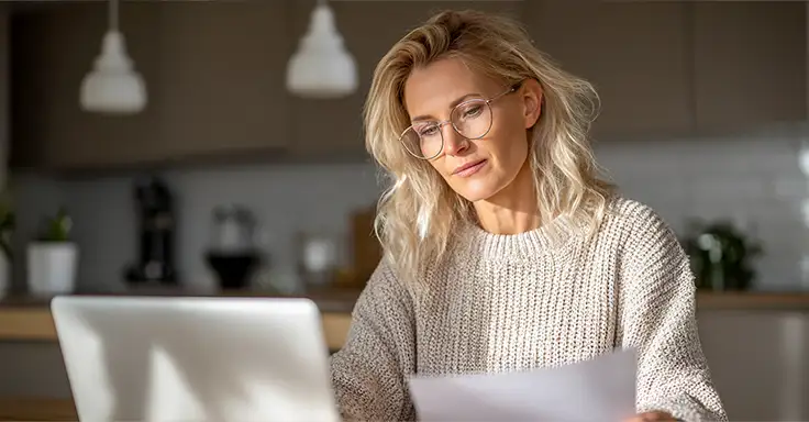 Prüfung der Vertragsunterlagen am Laptop