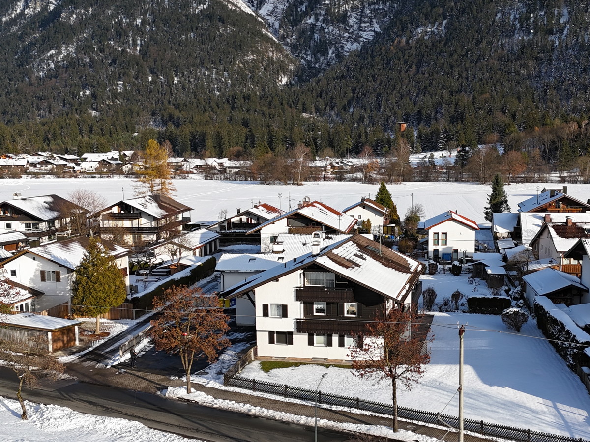 Alpencharme und bay. Wohnkultur pur: Traumhafte Wohnung mit  Balkon und Bergpanorama