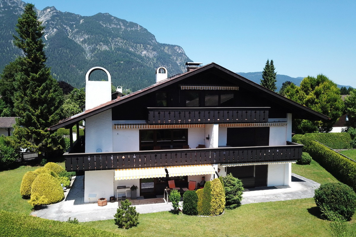 Dachgeschosswohnung mit Panoramablick auf Berge und Wiesen