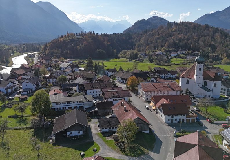Blick zur Ortsmitte und Richtung Garmisch-P.