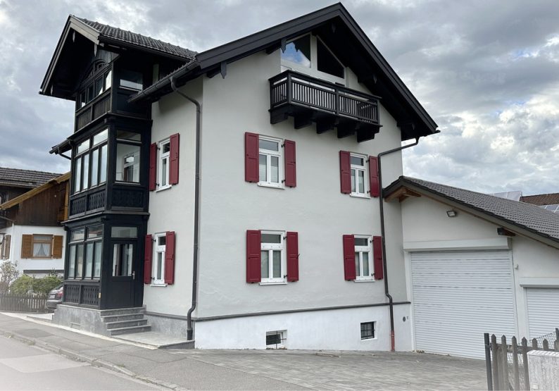 Ansicht mit Garage 1