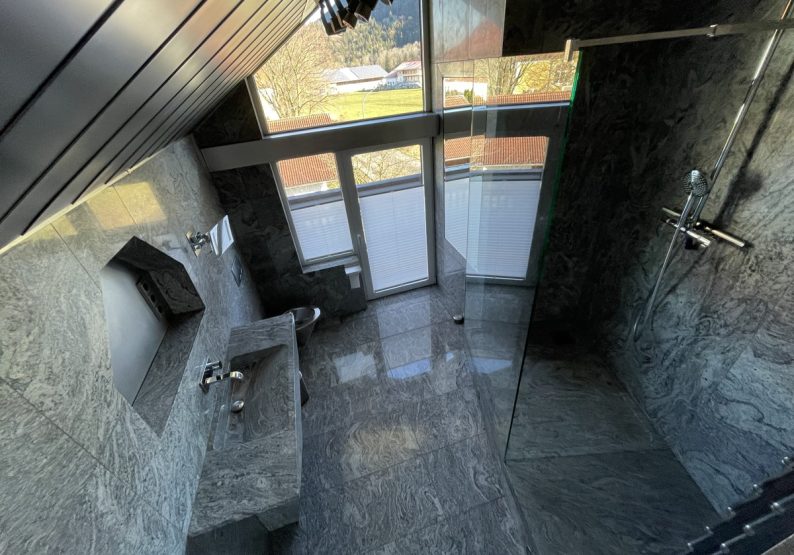 Exklusives Design-Badezimmer im DG - edle Marmoroptik und moderne Einrichtung