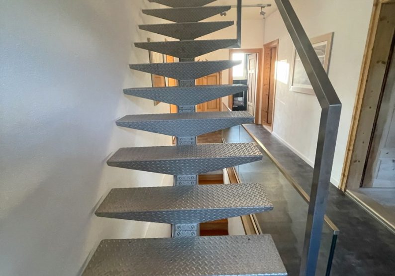 Aufgang ins DG - schwebende Treppe mit Mittelholm
