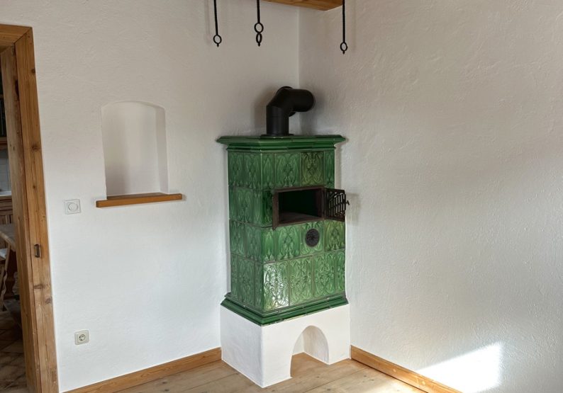 Stube EG Jugendstilkachelofen neu aufgebaut