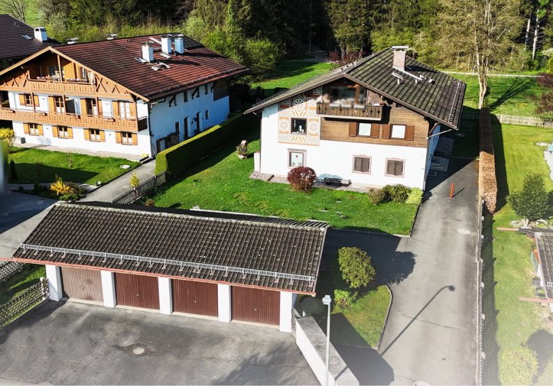 Ansicht Längenfelderstrasse mit Garagen