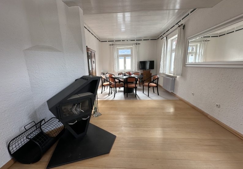 Wohnen und Essen OG - stylischer Holzofen