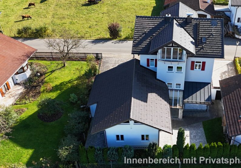 Rückseite mit Innenhof sichtgeschützt